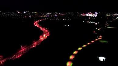 航拍夜晚红绿双色车流道路视频的预览图